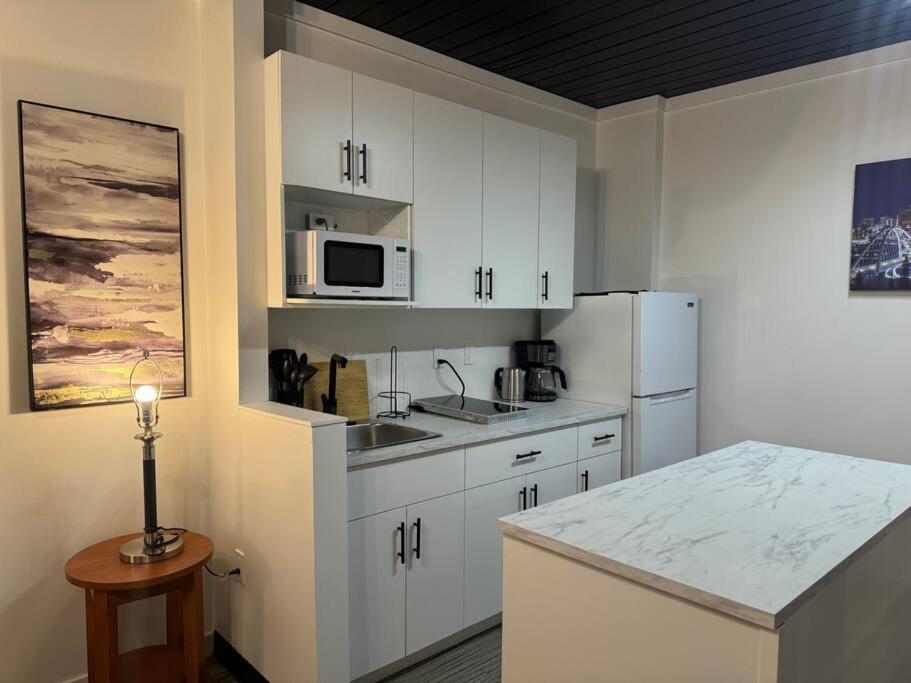 1 Bd With Kitchenette - 13 Apartment