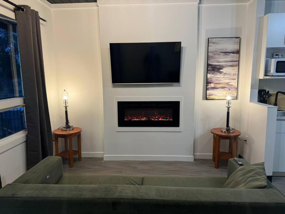 1 Bd With Kitchenette - 13 Apartment *